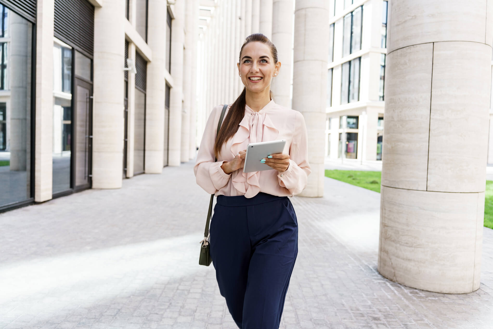 working-as-an-online-consultant-in-a-bank-in-the-business-clothes-of-an-office-employee-.jpg working-as-an-online-consultant-in-a-bank-in-the-business-clothes-of-an-office-employee-.jpg